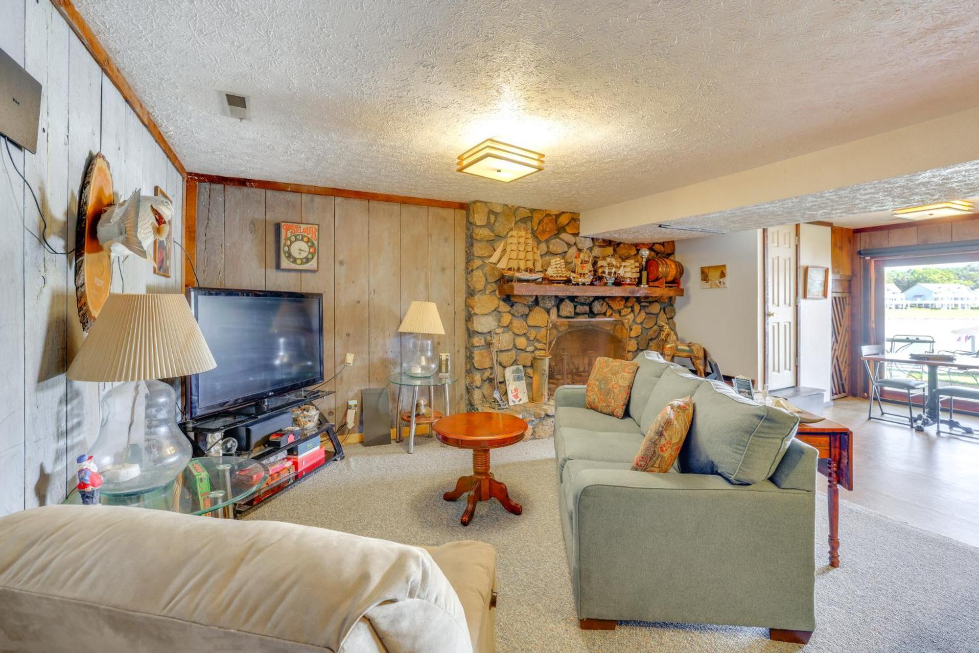 Smith Mountain Lake Retreat With Private Beach! Huddleston Екстер'єр фото